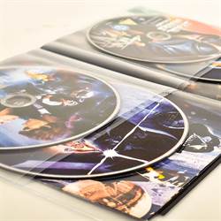 Viervoudige dvd-hoes met ruimte voor 4 schijven, omslag en boekje